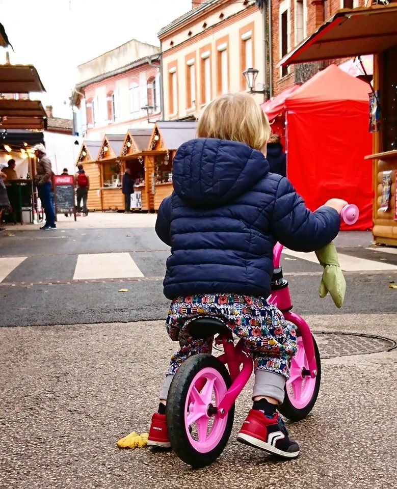 bébé portant un sarouel multicolors