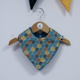 bavoir bandana bébé avec imprimé géométriques bleu claires, bleu foncé, moutardes, jaune
