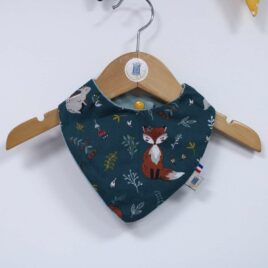 bavoir bandana bébé avec imprimé renard et lapins avec des plantes sur un fond bleu foncé