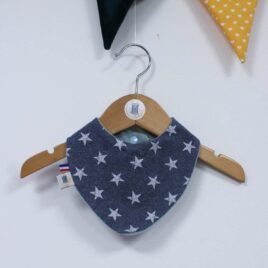 bavoir bandana bébé avec imprimé avec étoiles blanches sur un fond bleu foncé