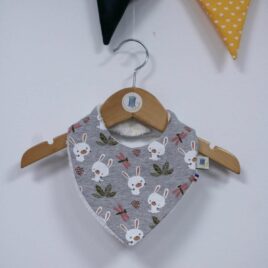 bavoir bandana bébé avec imprimé avec lapins blanc et libellules sur un fond gris chiné