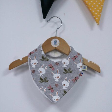 bavoir bandana bébé avec imprimé avec lapins blanc et libellules sur un fond gris chiné