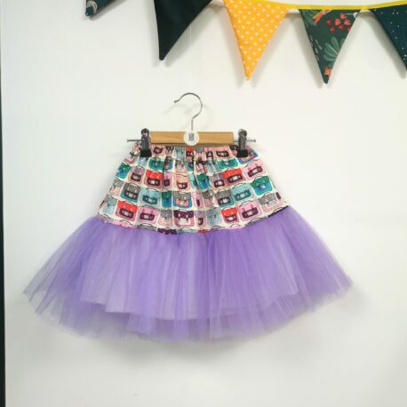 tutu en tulle violet avec un imprimé petits cartables dans les tons violet au niveau de la ceinture