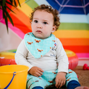 bébé portant un bavoir bandana anti bavouille bleu clair avec un imprimé petits crabes